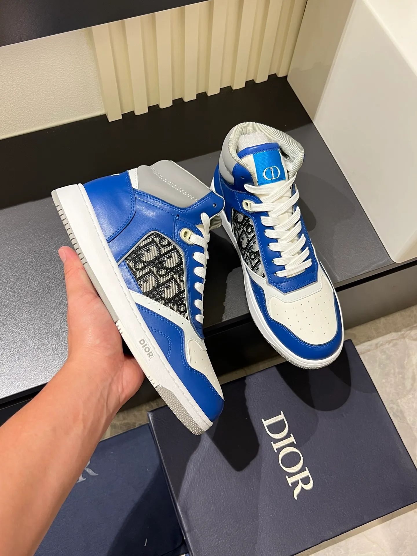 Men's shoes 💰p460 "Dio*" mid-top B27 casual sneakers. This B27 high-top sneaker is a new product in the series and continues Di*r's classic style. Crafted from gray and white smooth calf leather with beige and black Oblique print panels on the sides. The "CD Icon" shaped shoelace eyelets are clever and delicate, and the two-color rubber sole, rear collar and heel are all equipped with the brand's iconic details to enhance the style. Oblique printed straps at the ankle allow for an adjustable fit to complement the overall design. Fashionable and versatile, it can complement any look. Create an exquisite design with unique dynamic vitality and modern atmosphere, presented in low-top and high-top styles. This new must-have shoe adds a new dimension to Dior's archive heritage, embodying modern elegance. Purchase the original version and make it 1:1. If you need top quality, please come to me! Male 38-44!